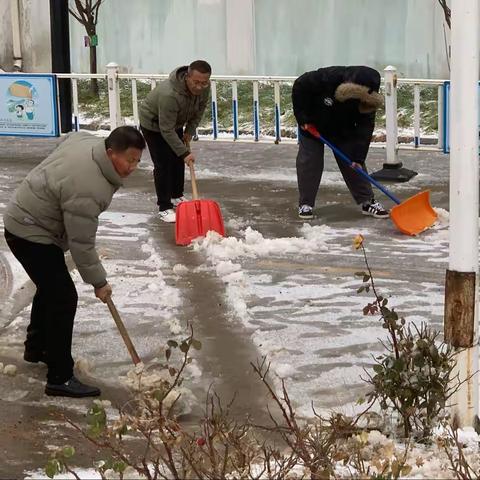 银装裹校园 齐心铲冰雪———松山中学教师扫雪除冰活动