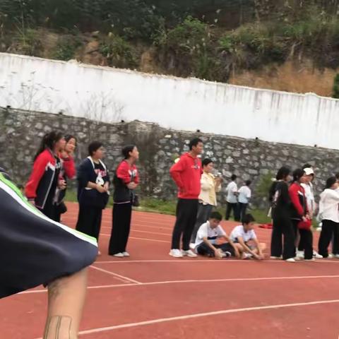 驰骋塞场，青春飞扬              ——马坪中学运动会 2105班