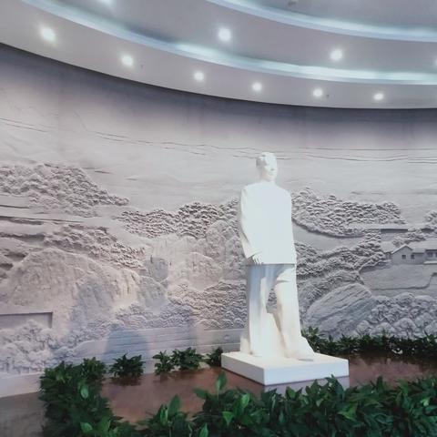 追寻革命足迹   传承红色基因    永葆党员本色