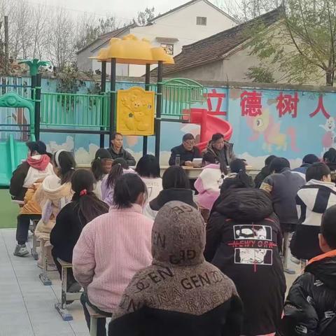 均李小学期中表彰大会