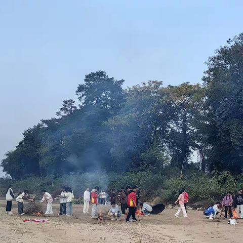 《梅江河畔天色蓝，研学所在甘薯黄》