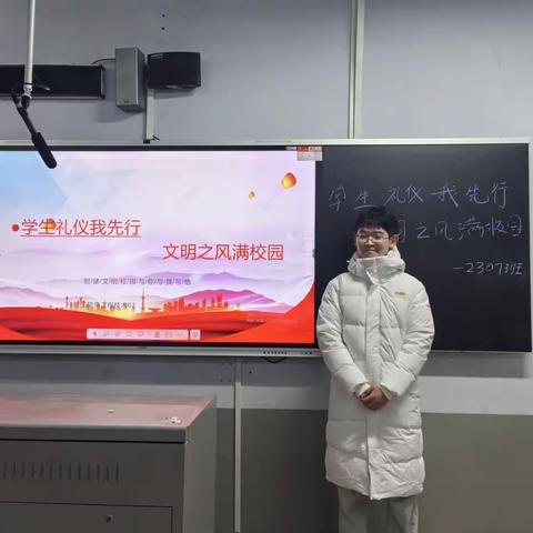 为了让同学们讲文明，做到心中有文明信念。在11月26日班会上，召开了“学生礼仪我先行，文明之风满校园”主题班会