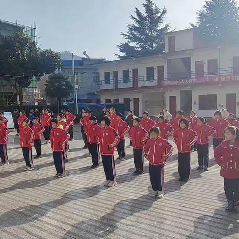 寨根乡界牌小学举行阳光大课间展示活动