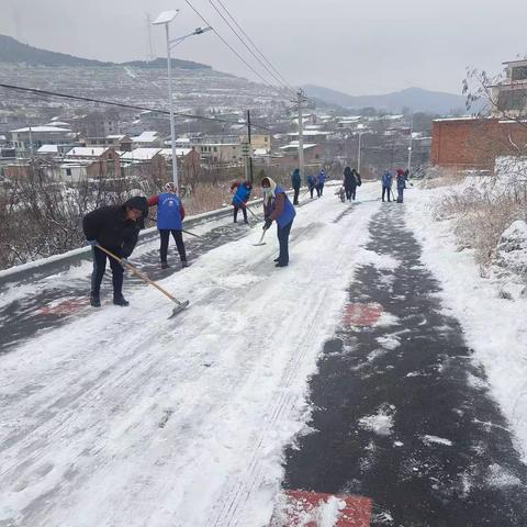 除雪破冰，消除隐患保畅行