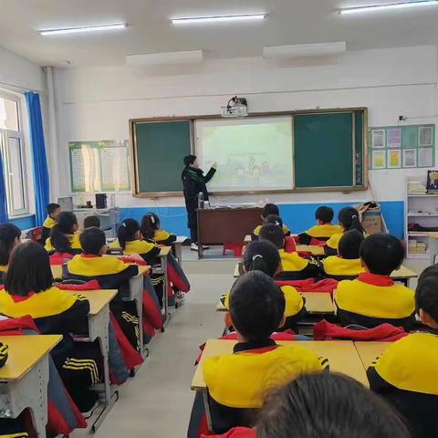 “交通文明，你我同行 ——回民小学交通安全主题班会活动