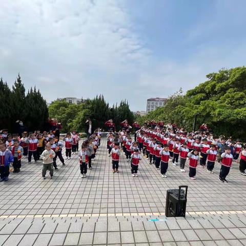 春暖花开忆清明    童心祭扫烈士墓             ——蓝博幼儿园清明节主题活动