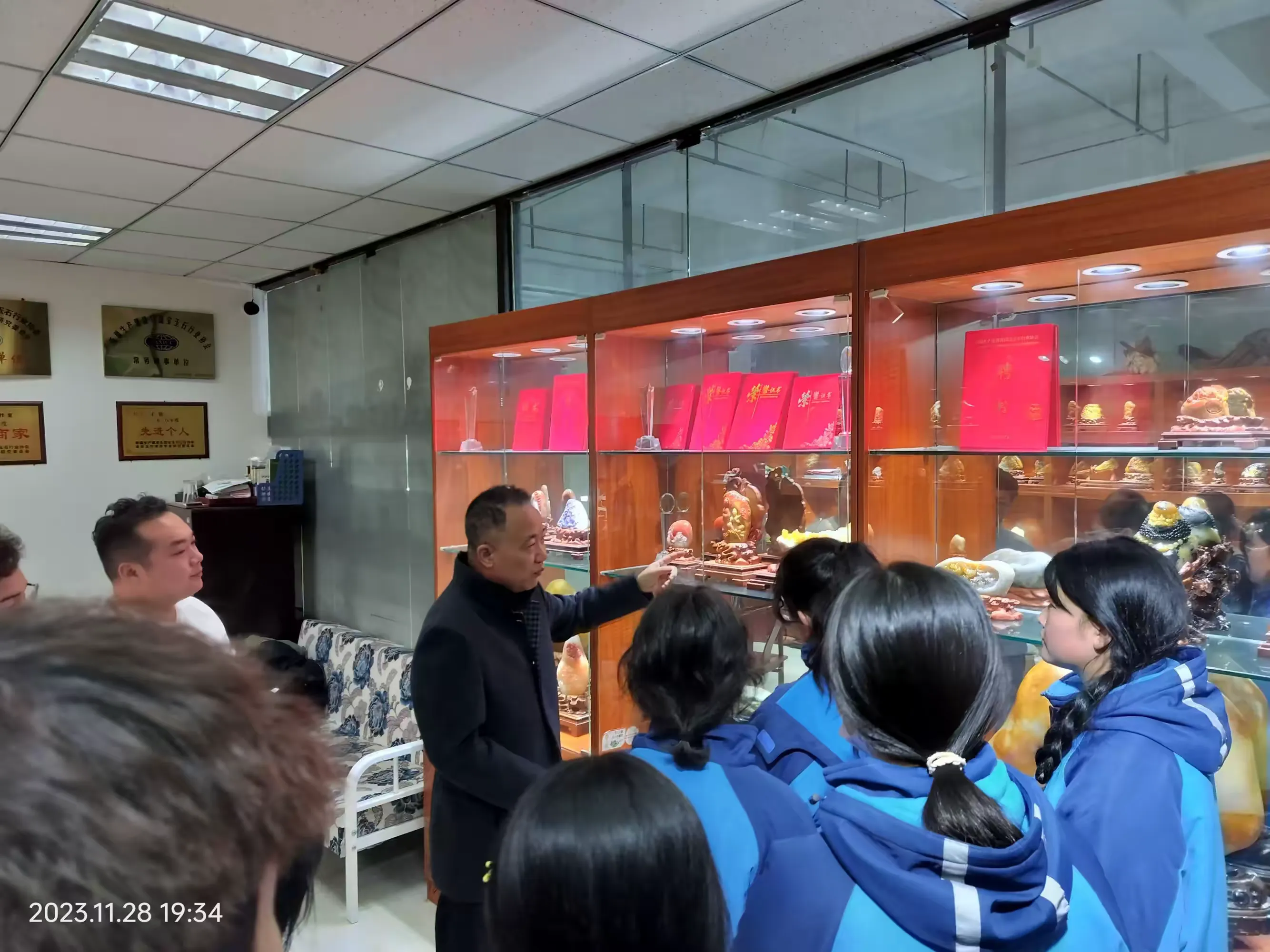 简篇-以心琢玉,玉见华章——北屯职业技术学校工艺美术专业学生参观玉石雕刻大师工作室