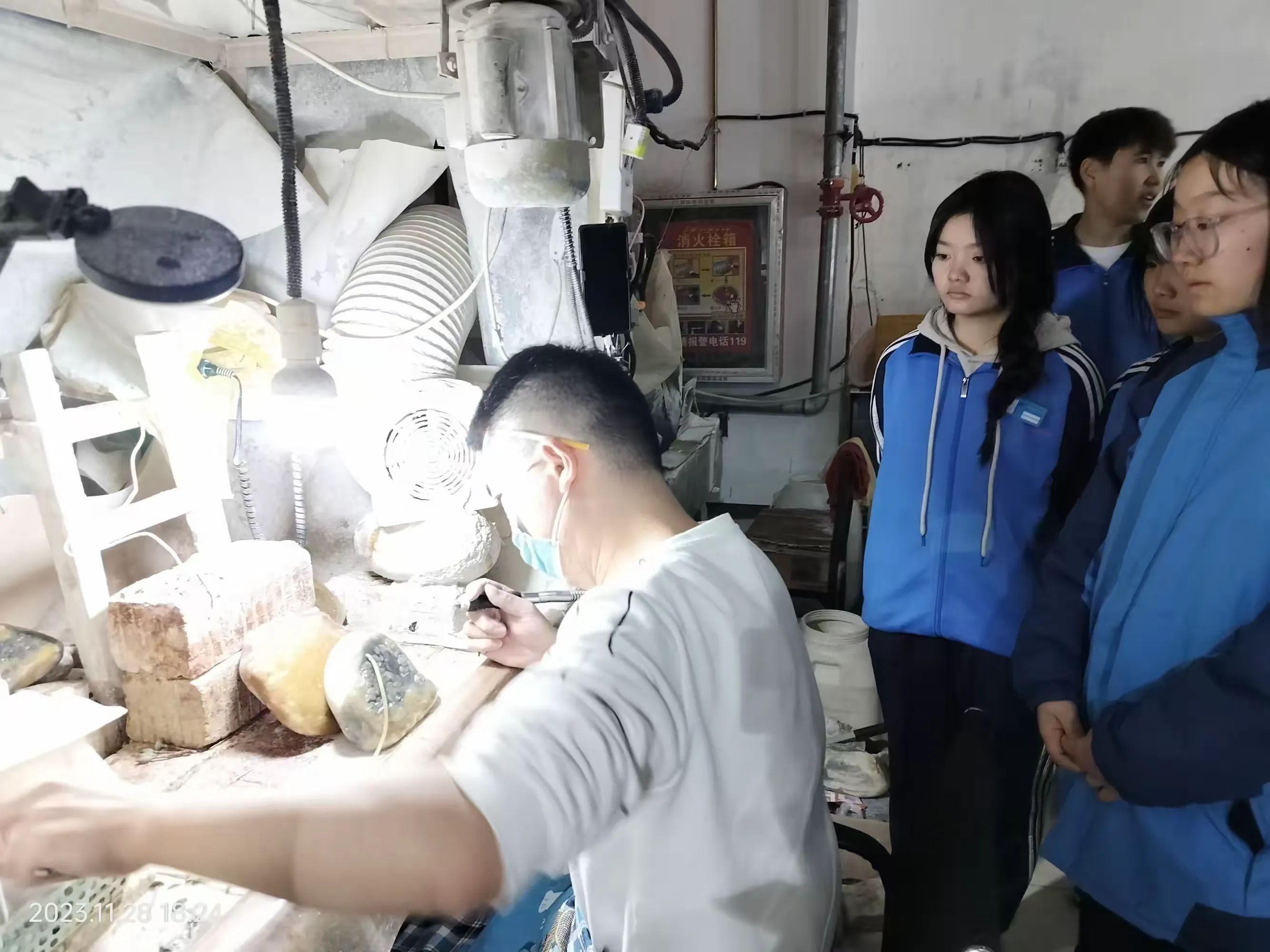 简篇-以心琢玉,玉见华章——北屯职业技术学校工艺美术专业学生参观玉石雕刻大师工作室