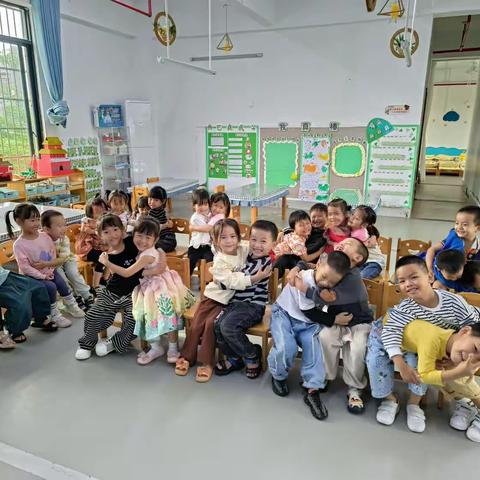 临高县临城江南幼儿园“音乐渗透于幼儿园中班一日活动的实践与研究”小课题研究课《有趣的节奏》纪实