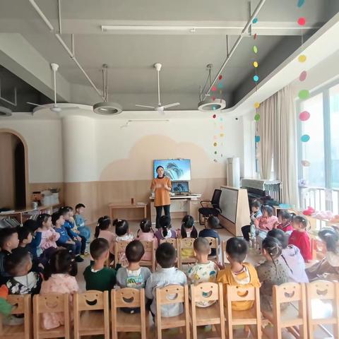 “向阳花开，初秋相见”春江郦城幼儿园小一班十月回顾