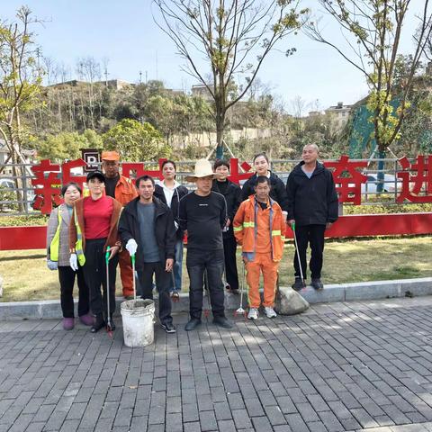 除草护绿，烟头不落地，宁馨物业在行动。