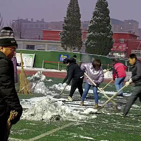 闻雪而动，感谢有您！——一年级一班的家长志愿者扫雪纪实