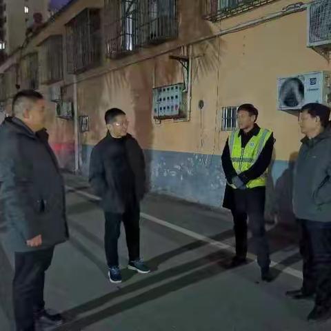 寒风虽凛冽，温暖如人心———驻马店经济开发区高级中学董事长崔强，副校长张志浩带队深入寝室指导工作