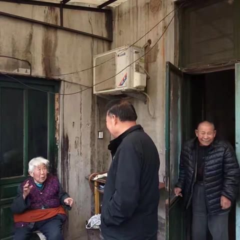 基层党员干部走访老百姓