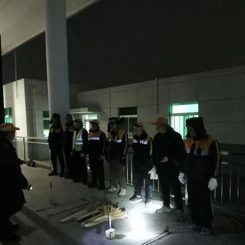 “扫雪除冰保畅通，寒冬奉献暖意浓”——子长车站扫雪在行动