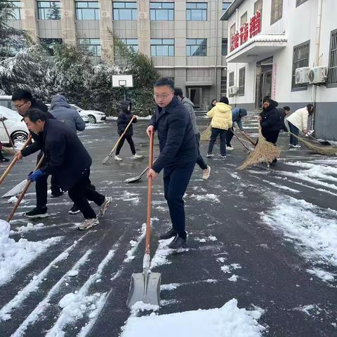 街道社区扫雪忙   严寒清冰暖人心