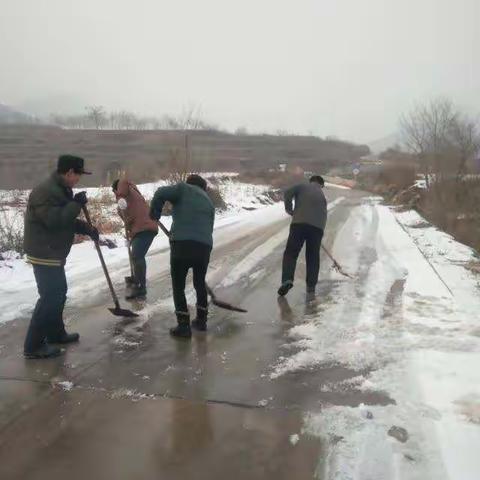 西龙角村志愿者清理积雪