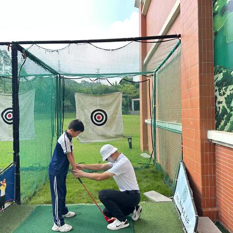 挥杆逐梦：绿茵上绘就心灵画卷