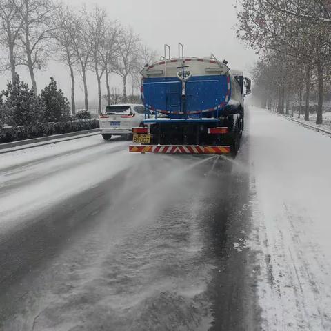 公路人抗风雪，保畅通