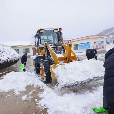 铲雪助学  温暖人心