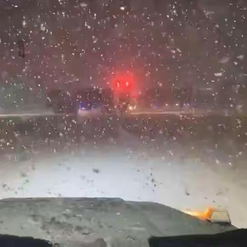 扫雪除冰显担当                  道路畅通暖民心