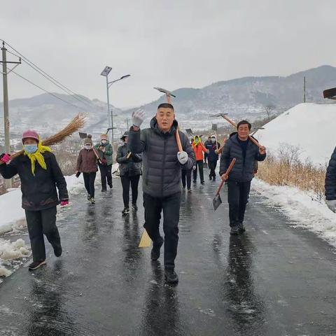 鲁地村义务扫雪暖人心