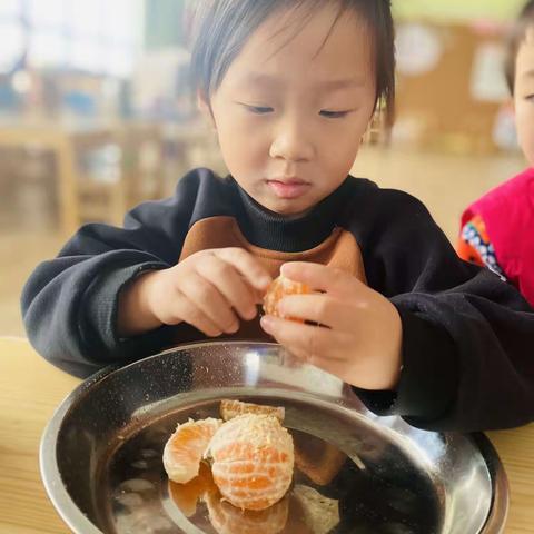 果”然有趣——中二班幼儿制作水果沙拉活动