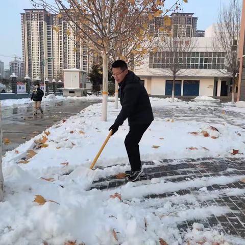 中共长垣市博爱小学支部委员会主题党日暨全体教师铲雪活动