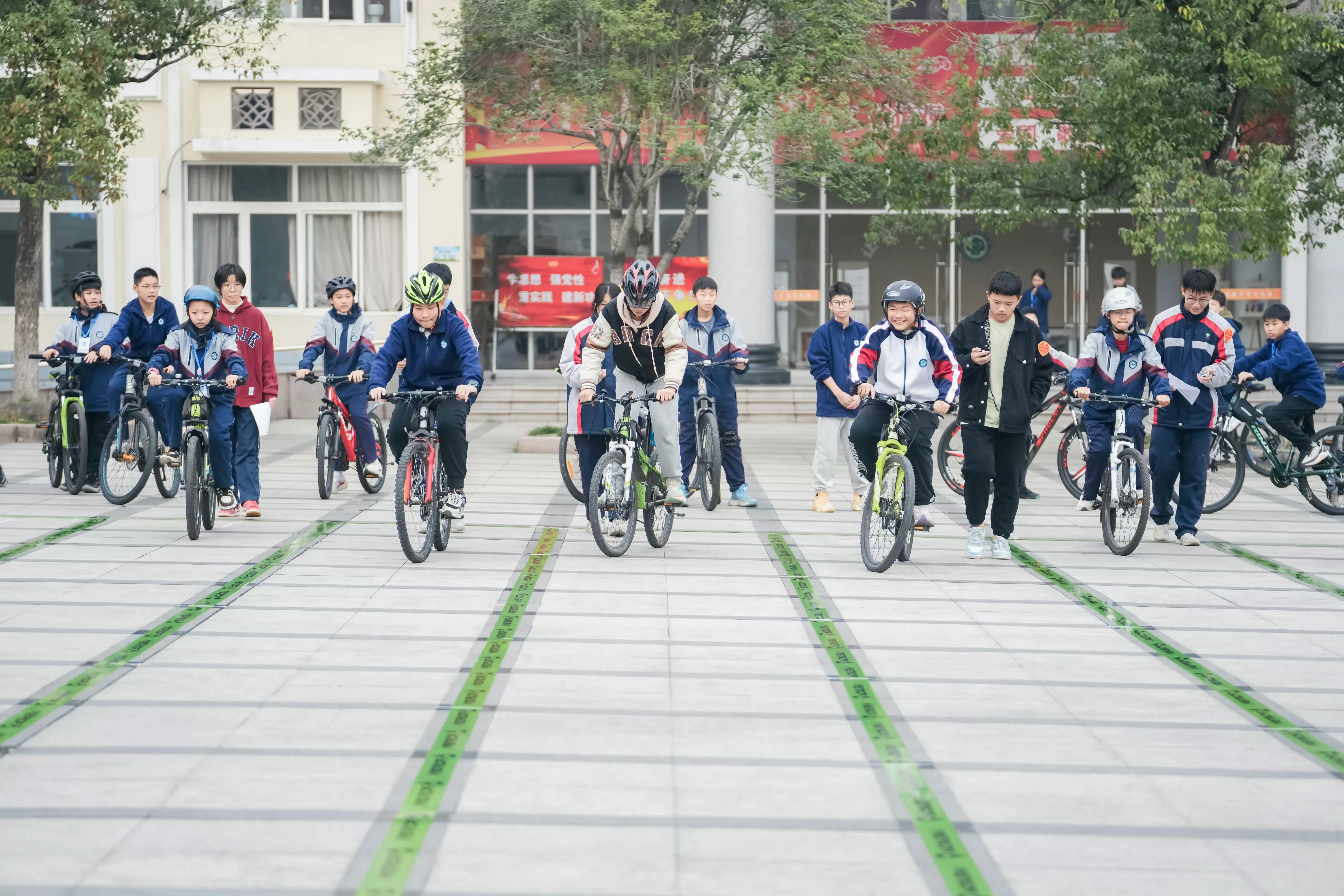 简篇-实验中学七八年级学生自行车慢骑比赛