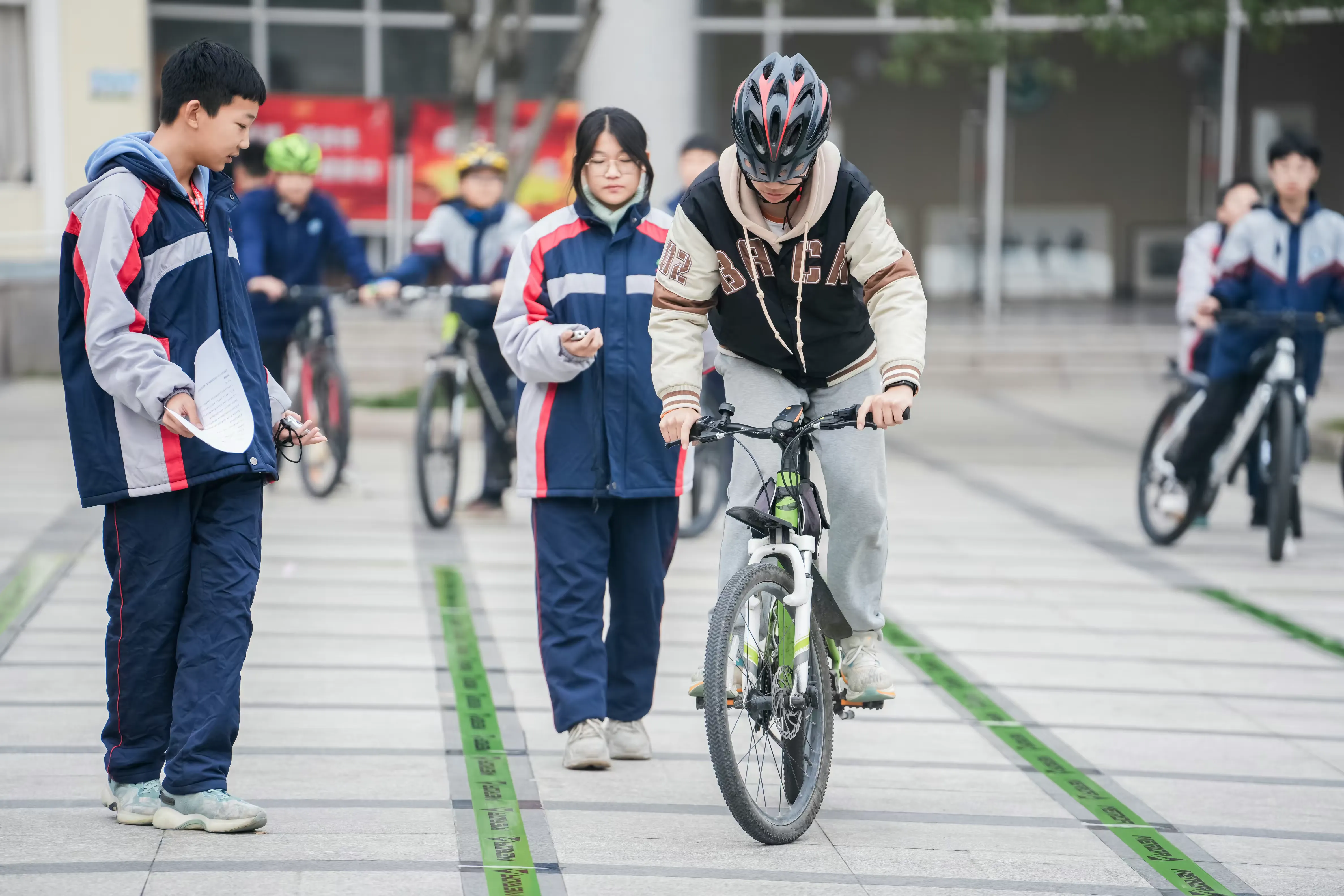 简篇-实验中学七八年级学生自行车慢骑比赛