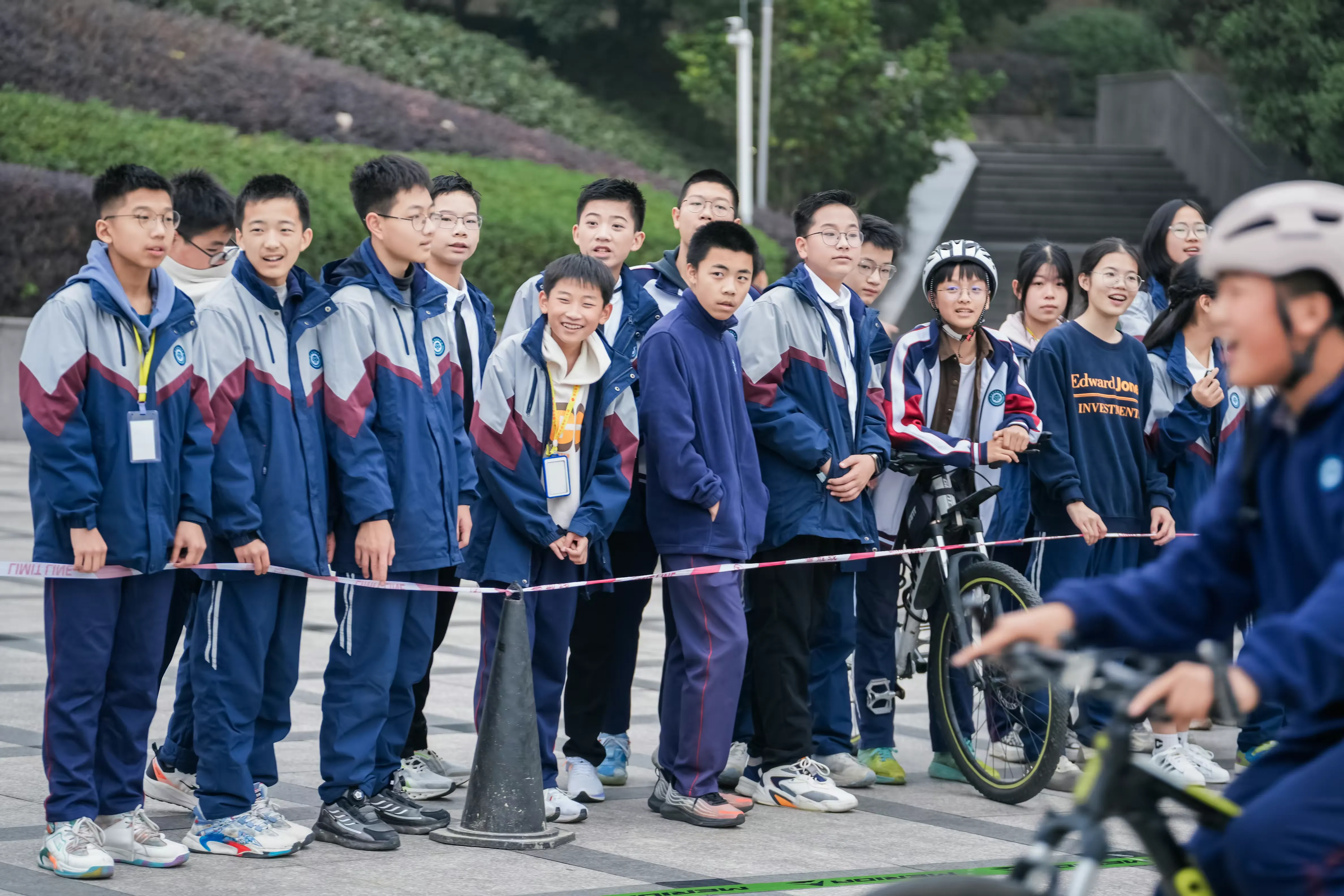 简篇-实验中学七八年级学生自行车慢骑比赛