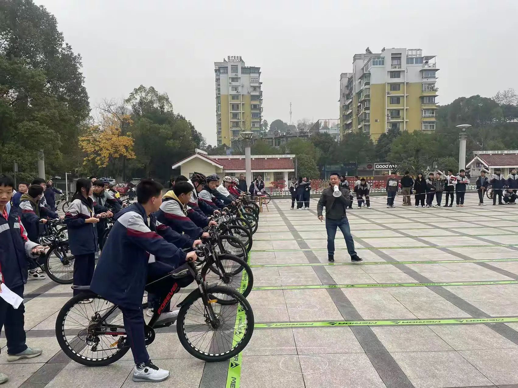 简篇-实验中学七八年级学生自行车慢骑比赛