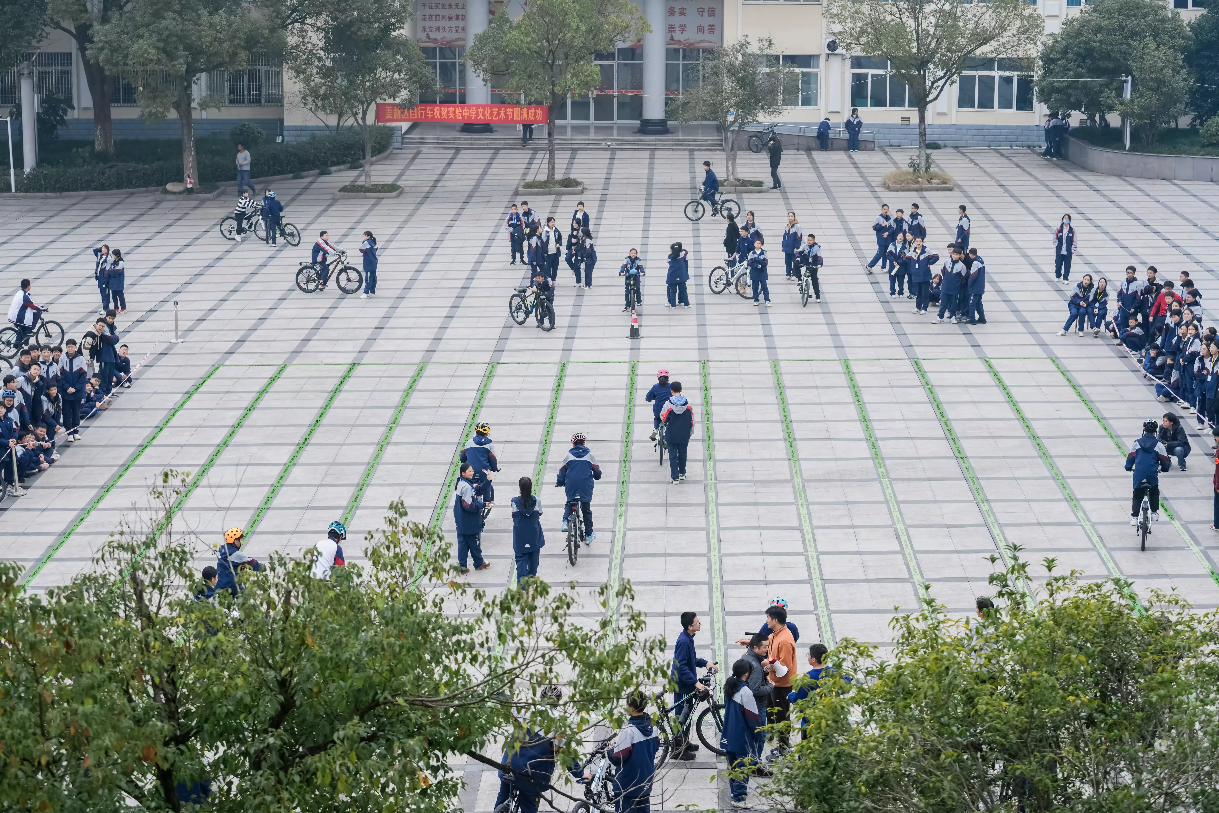 简篇-实验中学七八年级学生自行车慢骑比赛