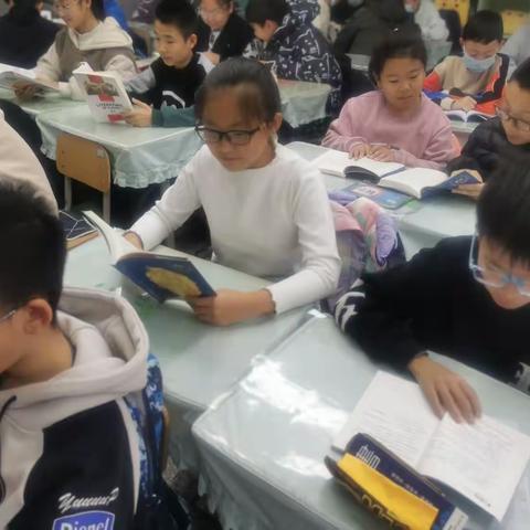 精彩纷呈的精神世界——育才小学六年5班“班班共读”《童年》
