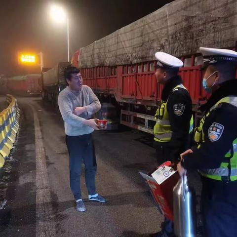 货车司机雪天滞留国道 执勤交警暖心送水送餐