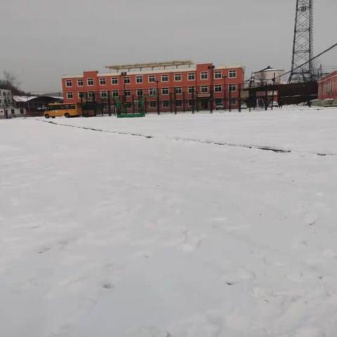 “瑞雪满校园、扫雪暖心田”杨家堡学校（小学部）扫雪除冰活动