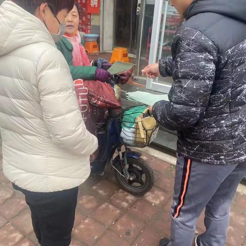 明水街道来到吕家村开展垃圾分类宣传暨有害垃圾收集活动