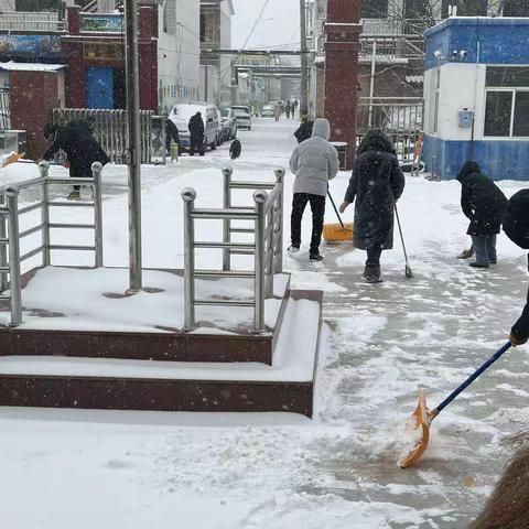 党旗映雪扮校园 扫雪除冰暖人心——经纬二校校园扫雪除冰纪实