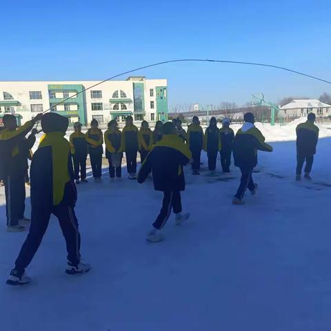 悦享冰雪运动 成就健康体魄——饶河县饶河农场中学体育课冰雪活动