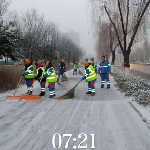 环卫工人谱写除雪保畅通美丽赞歌