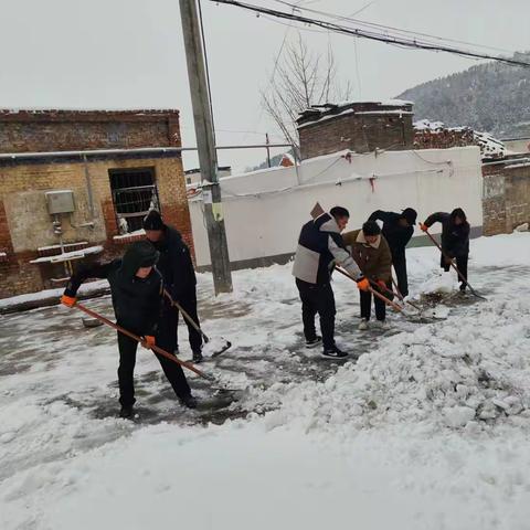 东头村两委干部清理道路积雪