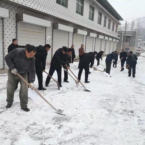 扫雪护行 情暖人心——三十寨村开展扫雪除冰活动