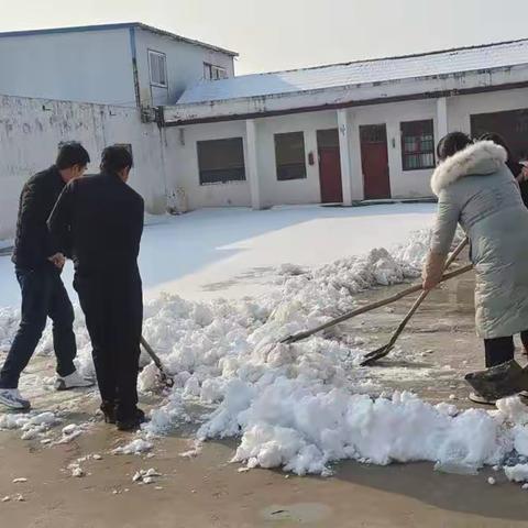 浴雪而战 护航师生安全出行——卫贤镇南纸坊中心校宣