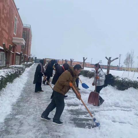 清雪行动 齐护校园——郭庄完全小学迅速开展雪后校园积雪清扫工作