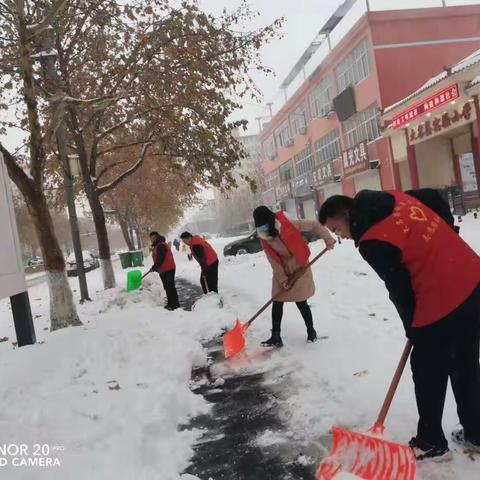 以雪为令 不畏严寒——实验小学扫雪除冰在行动