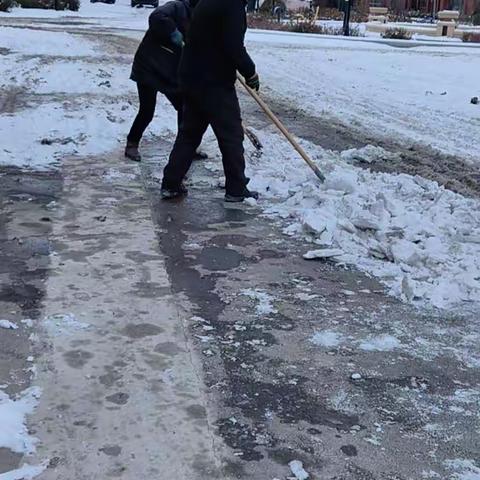 大雪纷飞美如画 物业扫雪暖人心❤——亿戌物业