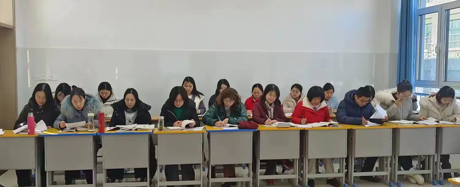 简篇-荒诞离奇中“探”深刻
滑稽可笑中“寻”深思