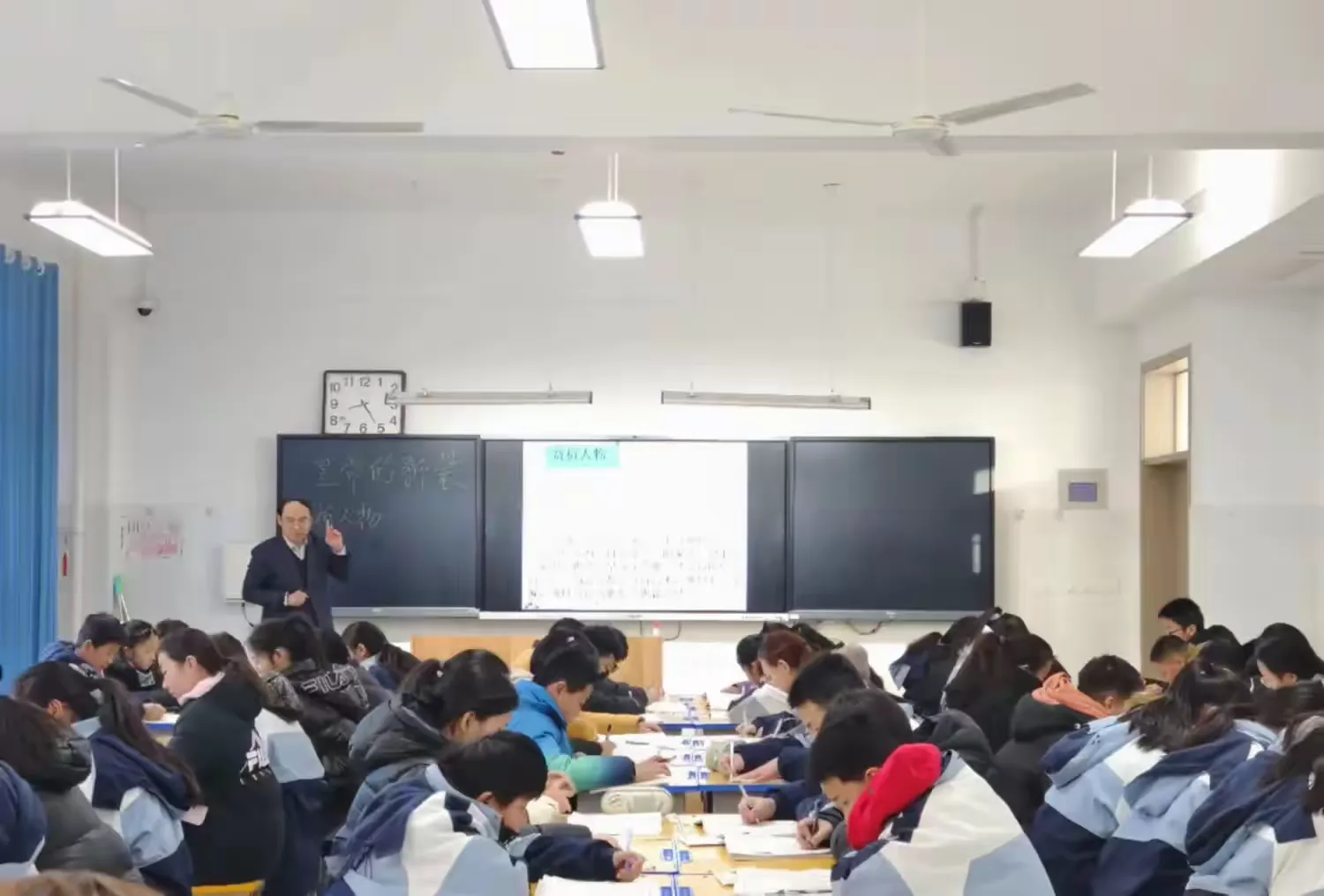 简篇-荒诞离奇中“探”深刻
滑稽可笑中“寻”深思