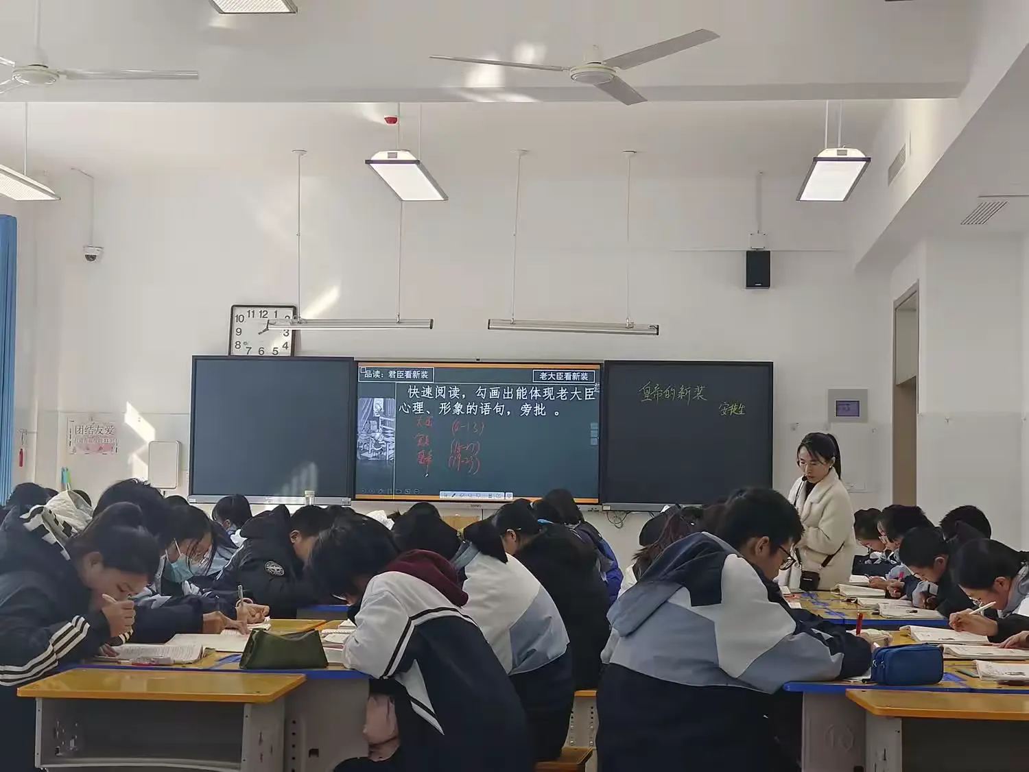 简篇-荒诞离奇中“探”深刻
滑稽可笑中“寻”深思