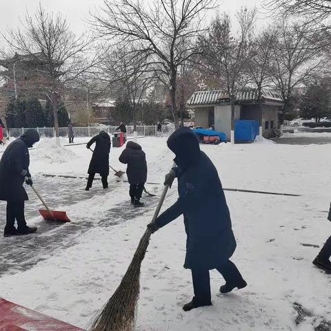 宣化大东街支行清理积雪